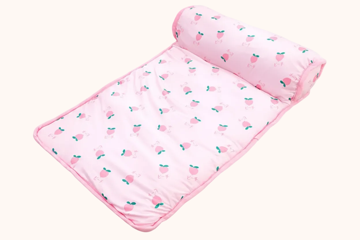 Lettino per cani ZampyBed rosa con rivestimento morbido e traspirante, ideale per il comfort del tuo animale domestico.